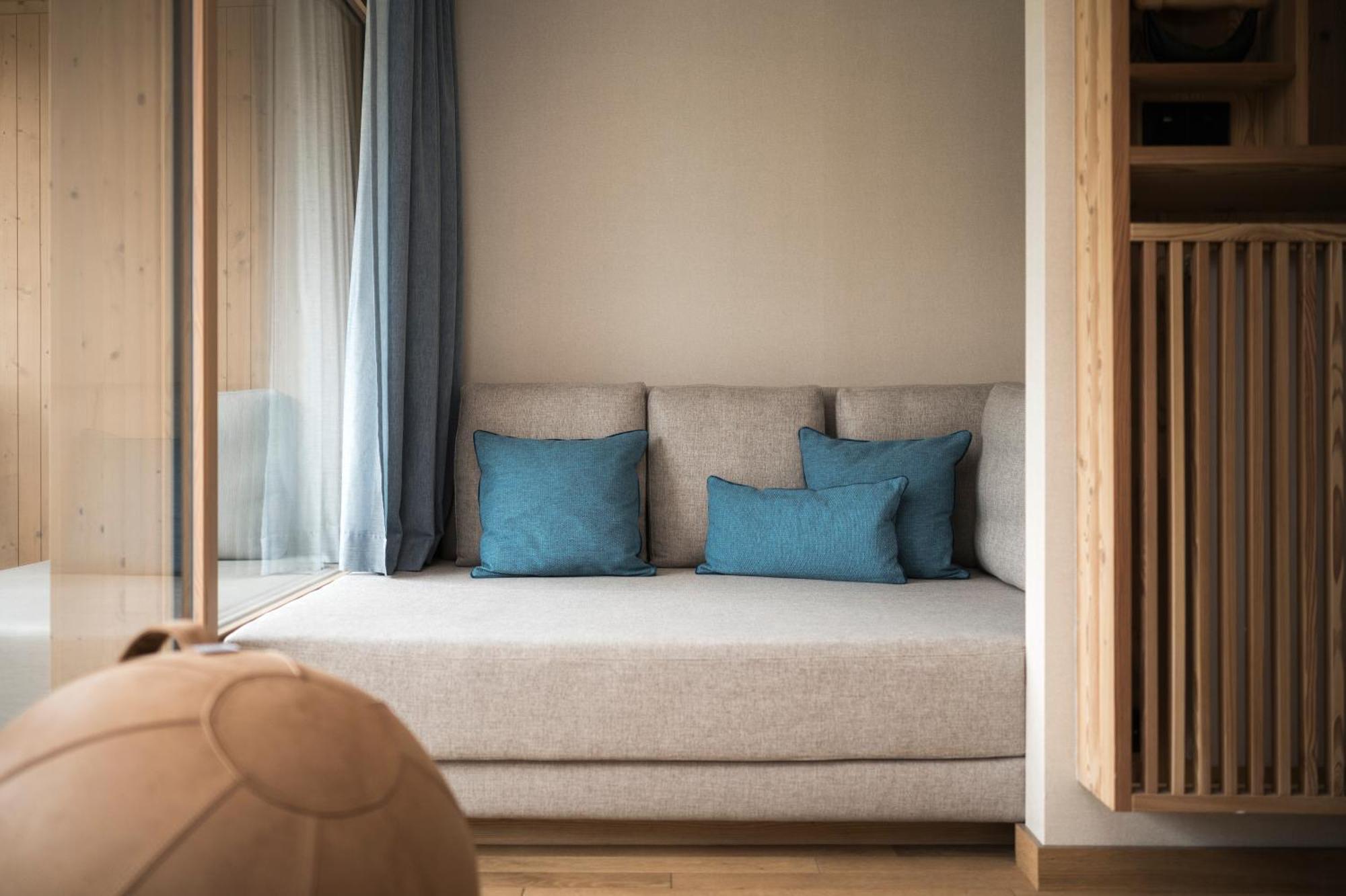 Falkensteiner Hotel Kronplatz - The Leading Hotels Of The World (Adults Only) Riscone Camera foto A sofa bed